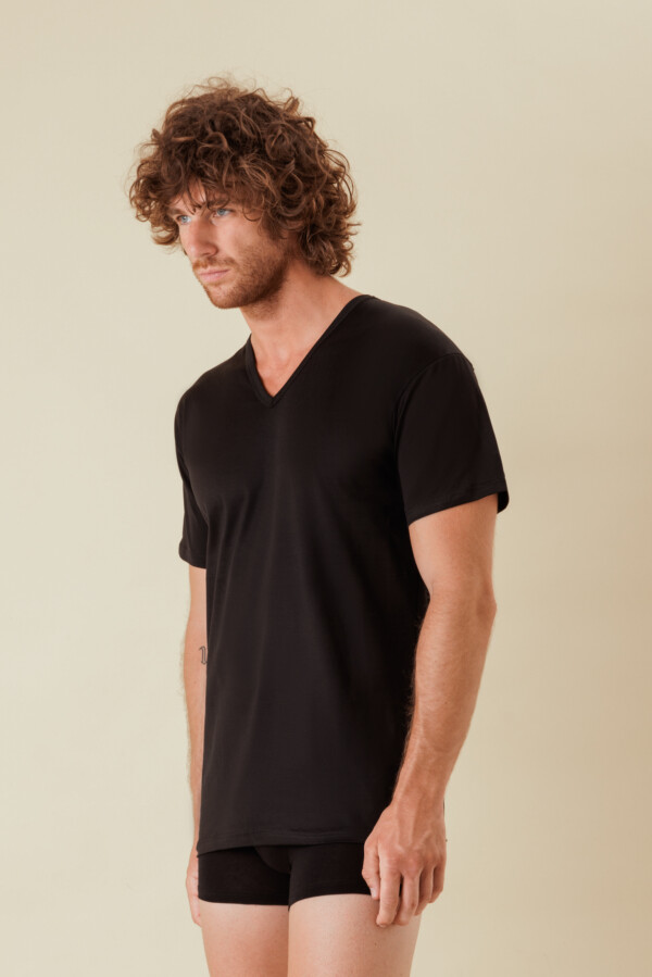 Maglia intima uomo scollo a v in 100% cotone filo di scozia per una morbidissima e freschissima sensazione sulla pelle