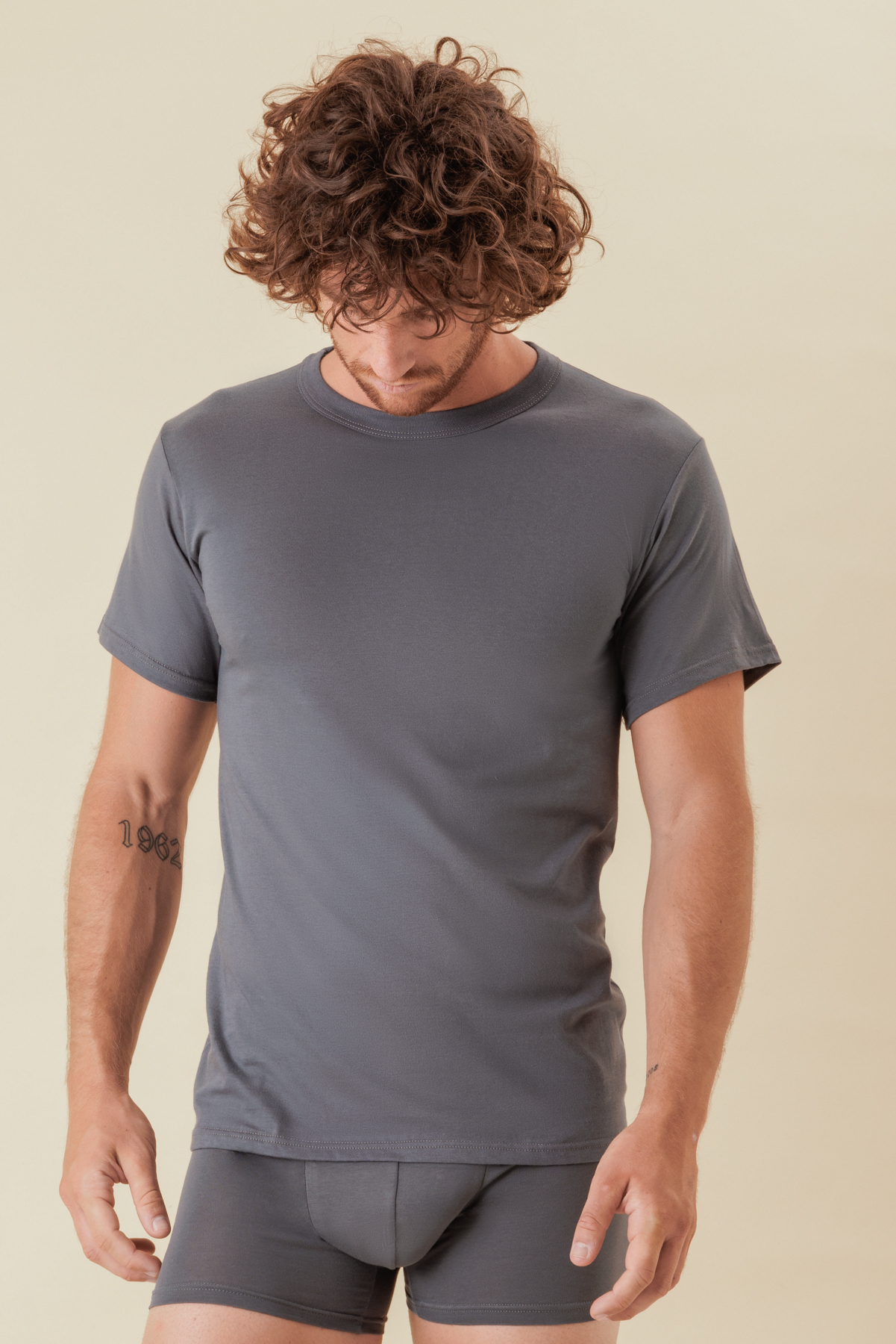 Maglia intima girocollo scollo alto in 100% puro cotone jersey pettinato per una morbidissima e freschissima sensazione sulla pelle