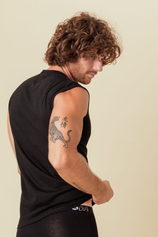 Maglia intima girocollo smanicato in 100% puro cotone jersey pettinato per una morbidissima e freschissima sensazione sulla pelle