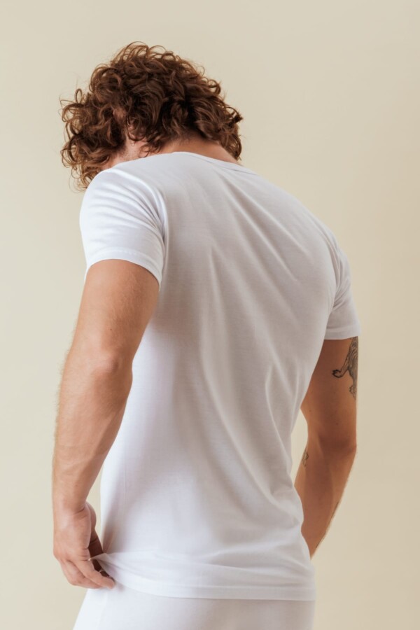 Maglia intima uomo scollo a v in 100% cotone jersey per una morbidissima e freschissima sensazione sulla pelle
