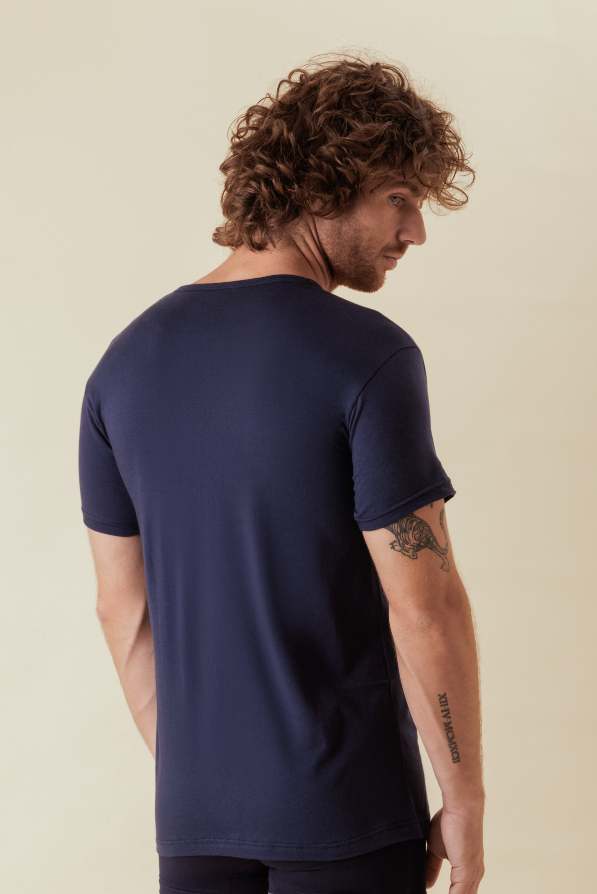 j032, MEZZA MANICA V, COTONE JERSEY, BLU, RETRO Mezza manica scolla a V in 100% puro cotone jersey pettinato per una morbidissima e freschissima sensazione sulla pelle