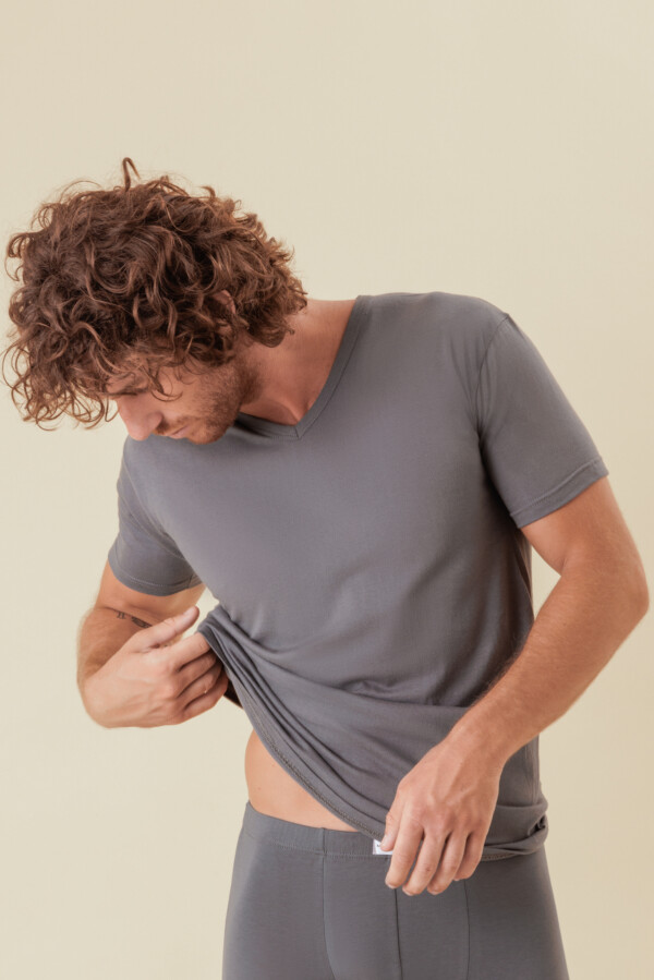 Mezza manica scolla a V in 100% puro cotone jersey pettinato per una morbidissima e freschissima sensazione sulla pelle