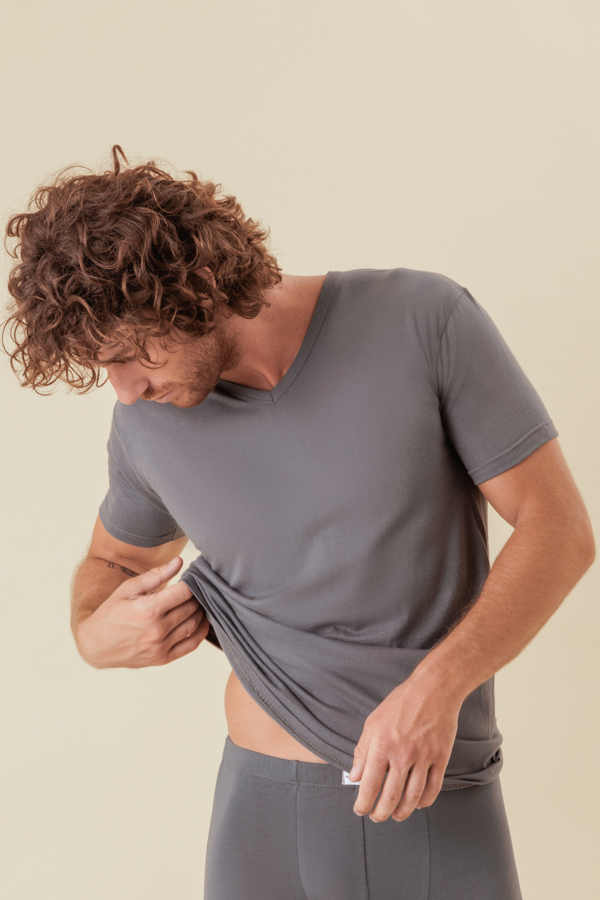 Mezza manica scolla a V in 100% puro cotone jersey pettinato per una morbidissima e freschissima sensazione sulla pelle