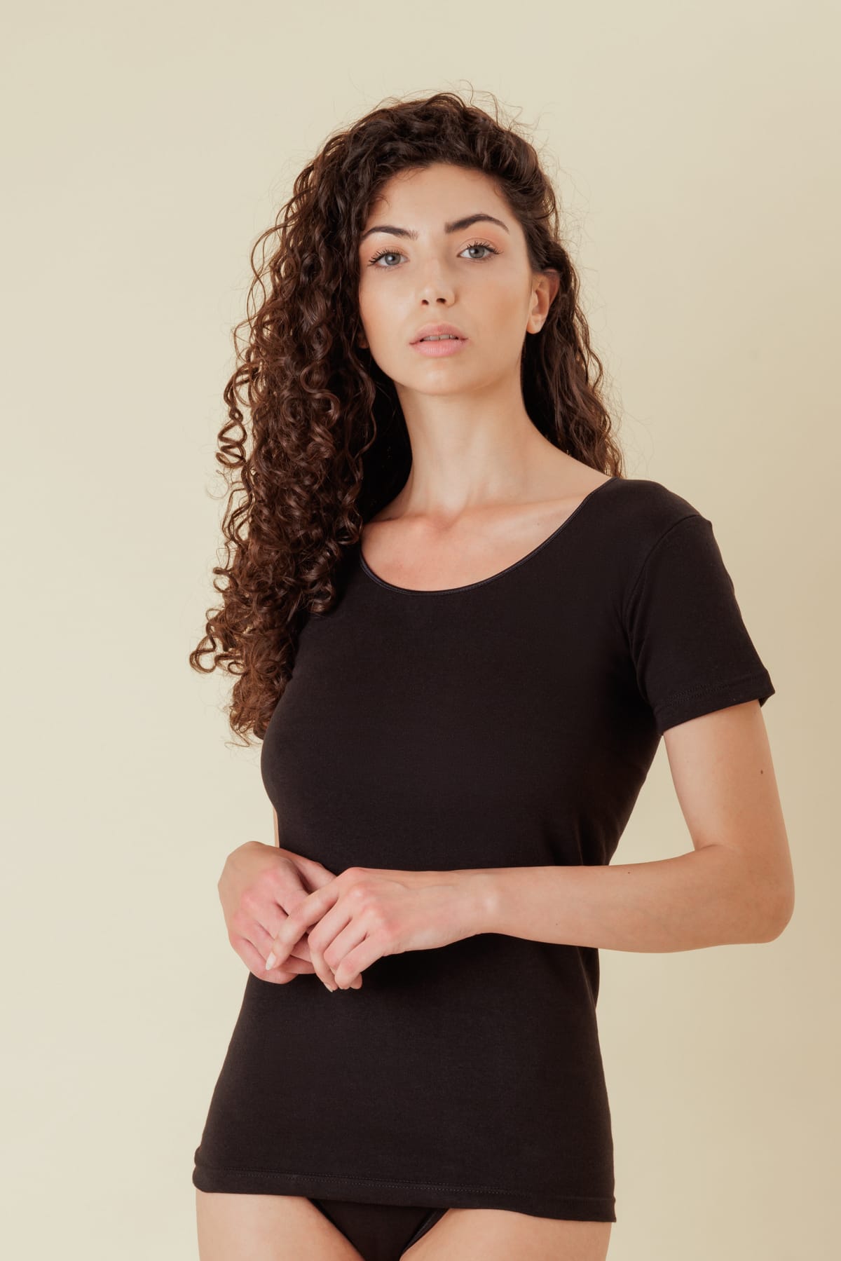 Maglia intima donna mezza manica raso in 100% jersey caldo cotone per una morbidissima e freschissima sensazione sulla pelle
