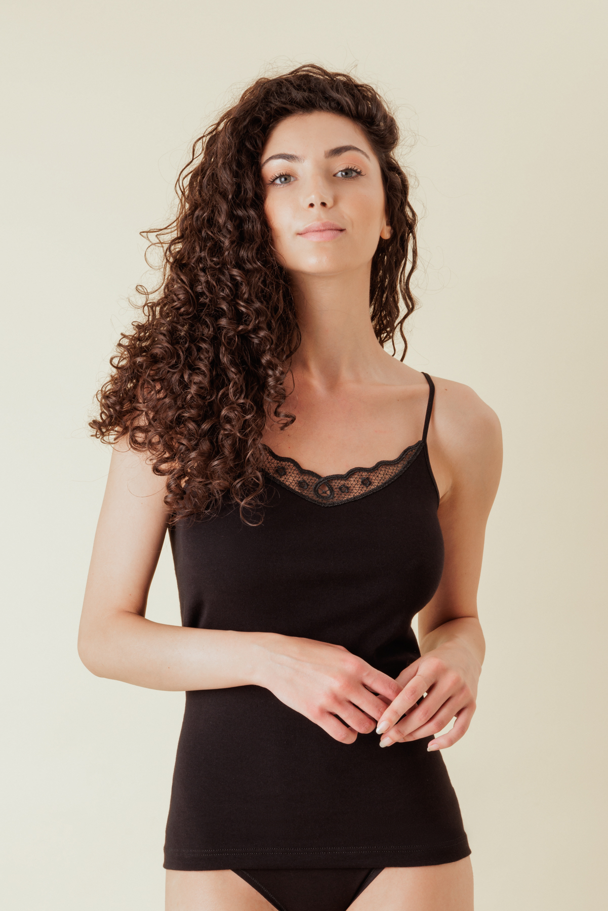 Top intimo donna spalla stretta pizzo in 100% cotone jersey a costina per una morbidissima e freschissima sensazione sulla pelle