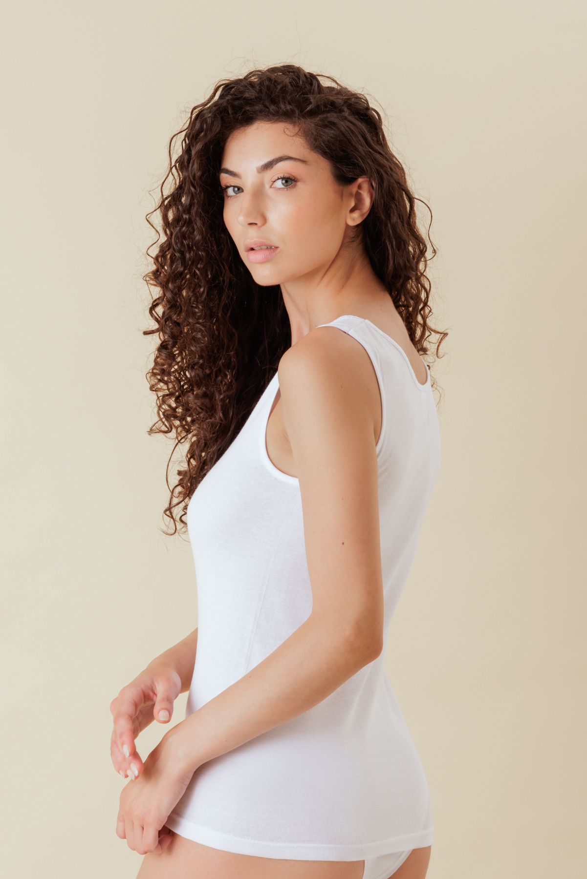 Canotta intimo donna spalla larga pizzo in 100% cotone jersey a costina per una morbidissima e freschissima sensazione sulla pelle