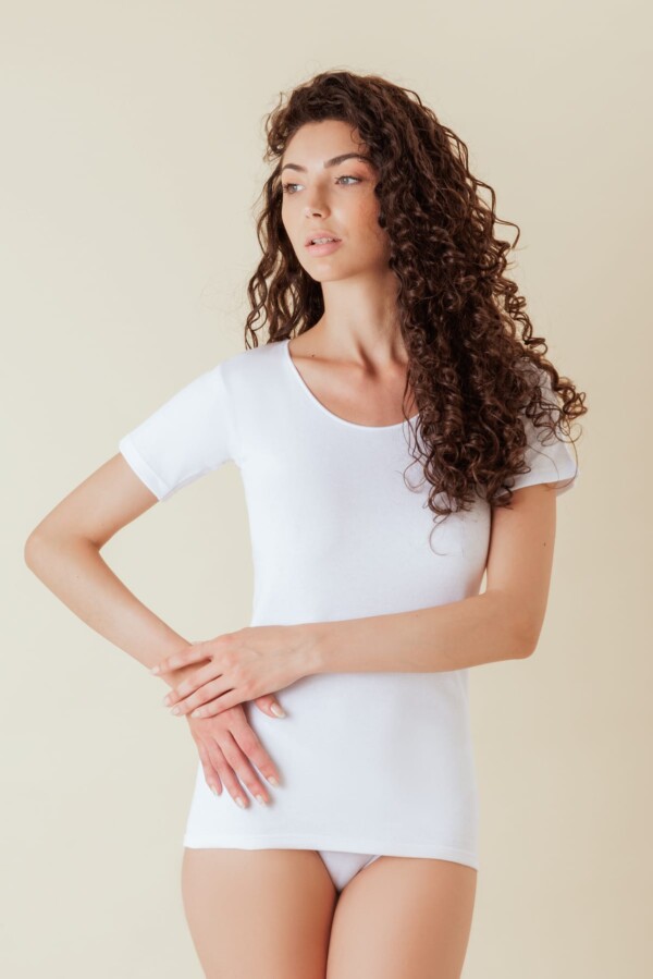 Maglia intima donna mezza manica raso in 100% jersey caldo cotone per una morbidissima e freschissima sensazione sulla pelle