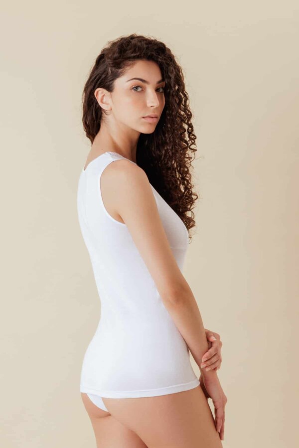 Canotta intima donna spalla larga forma seno in 100% cotone jersey a costina per una morbidissima e freschissima sensazione sulla pelle